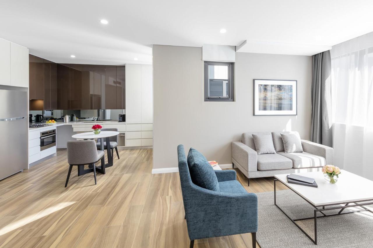 Meriton Suites Coward Street, Mascot Sydney Ngoại thất bức ảnh A staged apartment at 100 East End Avenue
