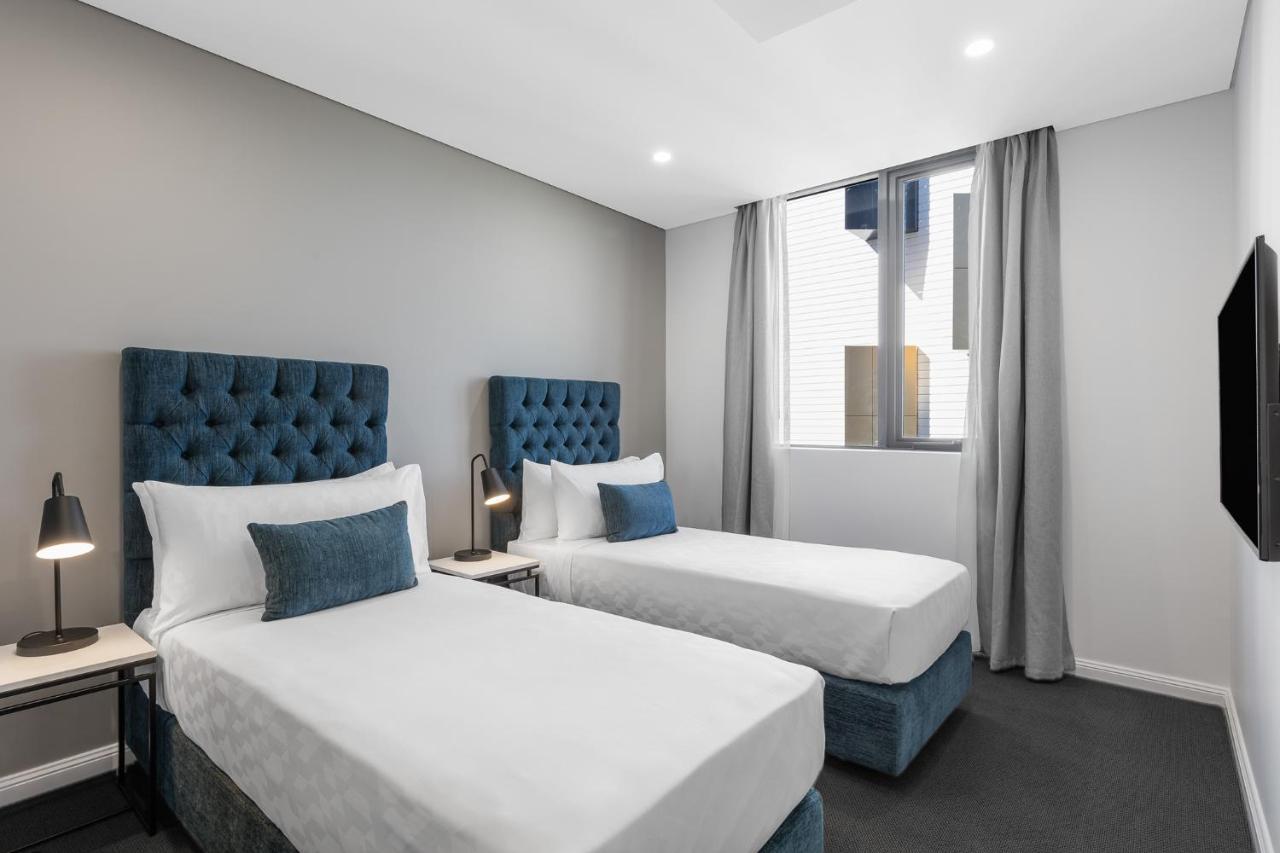 Meriton Suites Coward Street, Mascot Sydney Ngoại thất bức ảnh A bedroom at the hotel