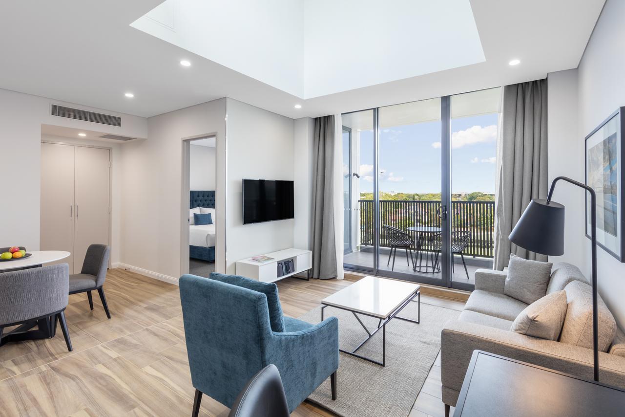 Meriton Suites Coward Street, Mascot Sydney Ngoại thất bức ảnh A typical apartment at the new residential development